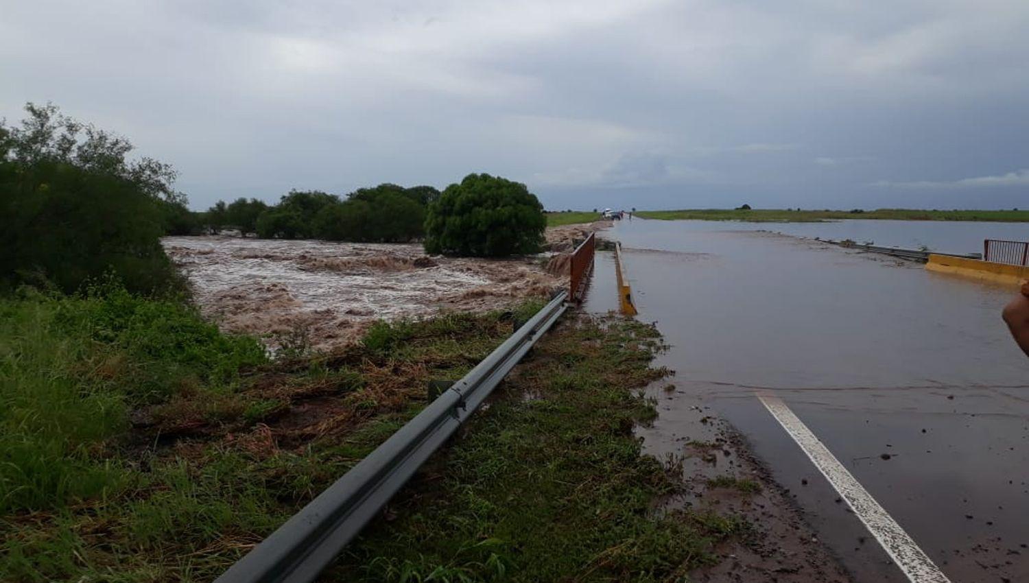 La tormenta dejoacute anegada la Ruta 34 por la gran cantidad de agua caiacuteda