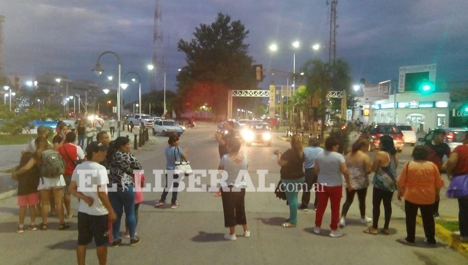 VIDEO  Maacutes de cien pasajeros se encuentran varados en la estacioacuten de trenes de La Banda