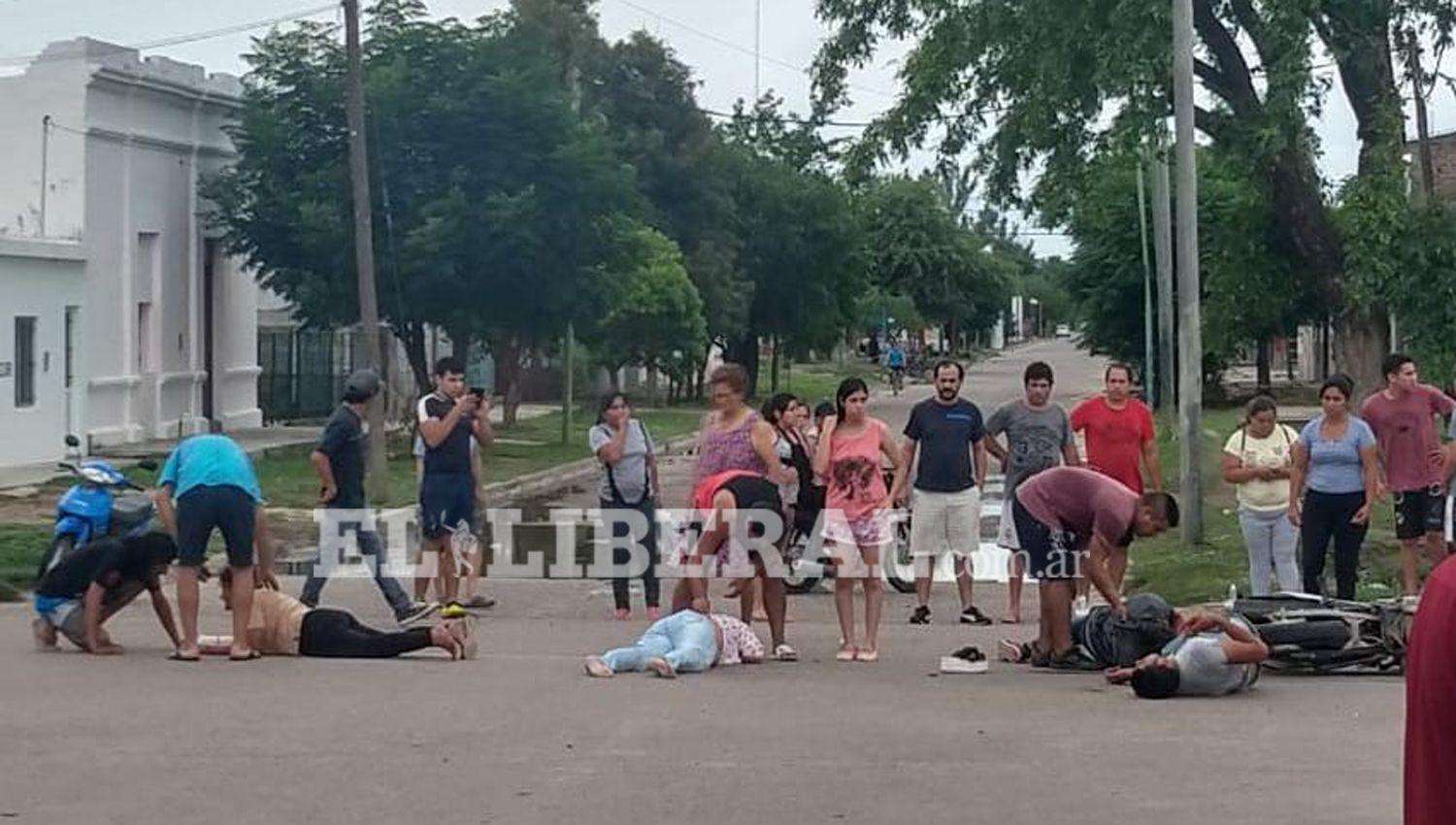 VIDEO Violento choque frontal de motocicletas dejoacute cuatro heridos graves