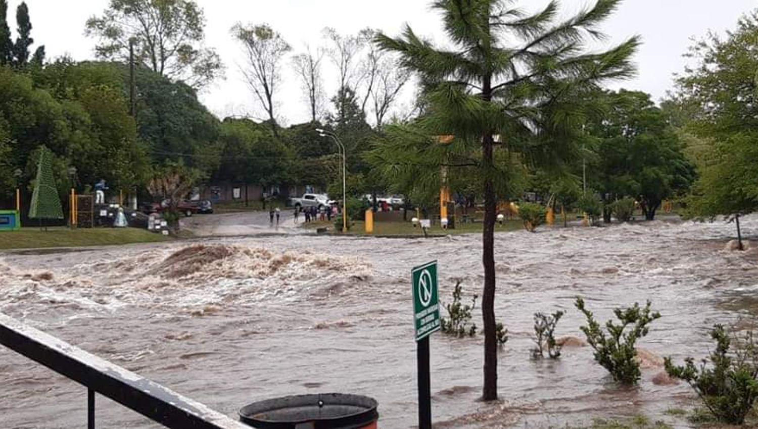 VIDEO Miraacute la imponente crecida del riacuteo Guayamba
