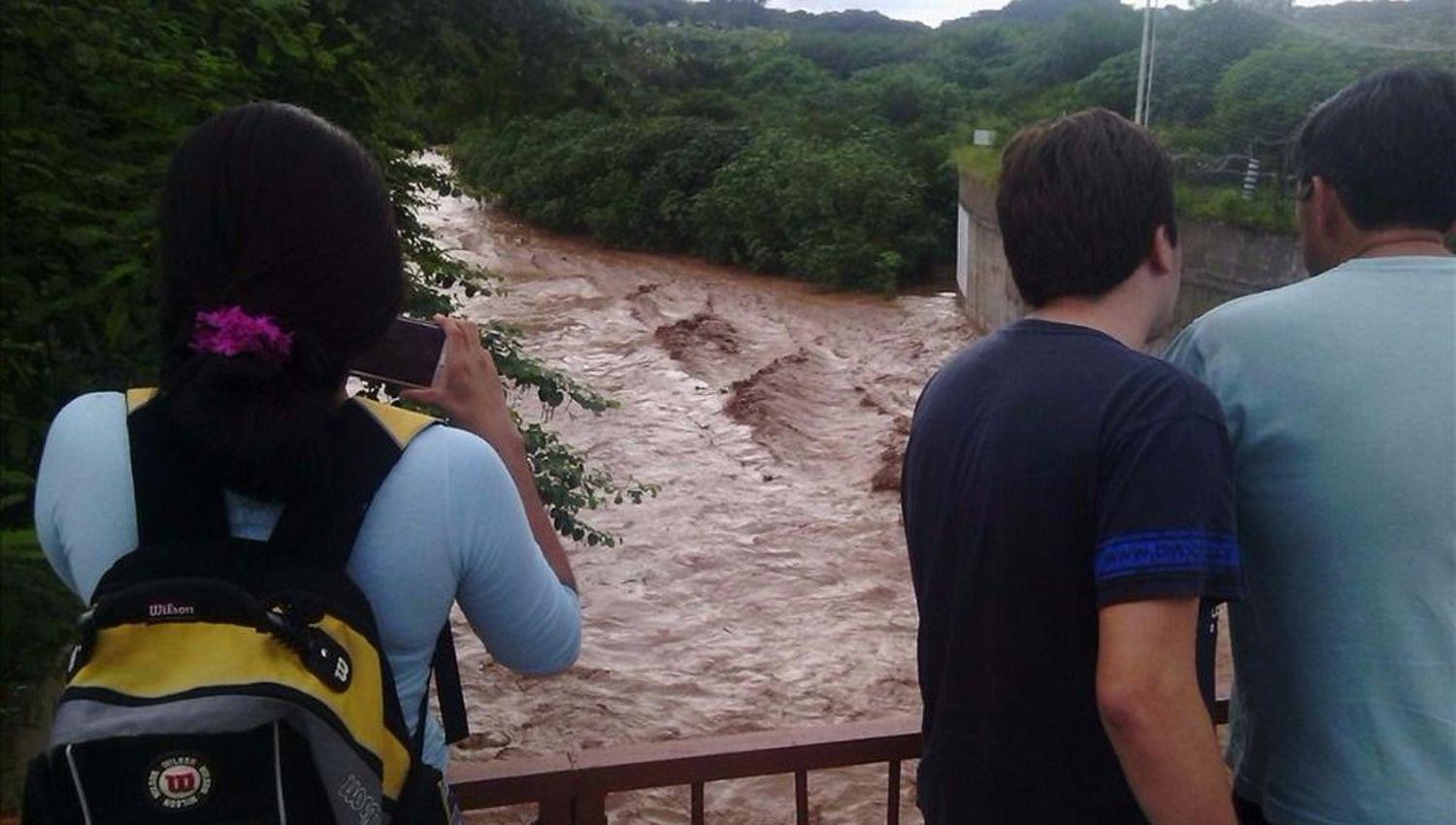 VIDEO Preocupa en Salta la crecida de los riacuteos sedimentados