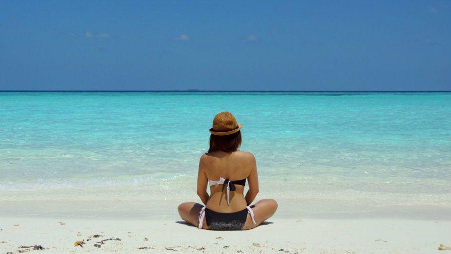 Una mujer fue detenida por usar bikini en la playa