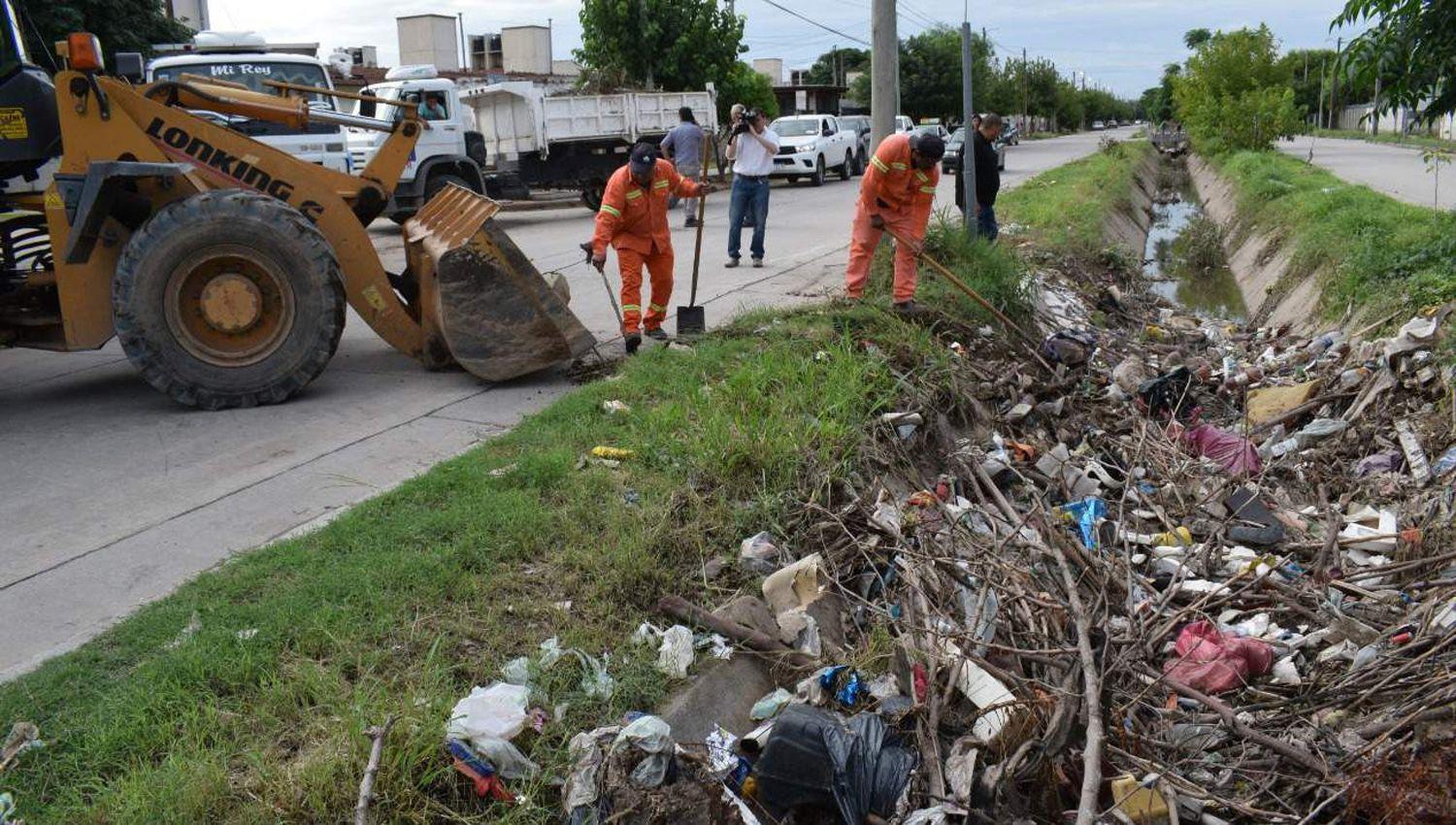 LAMENTABLE Personal municipal retiró todo tipo de basura desde el colector pluvial ubicado al sur de la ciudad
