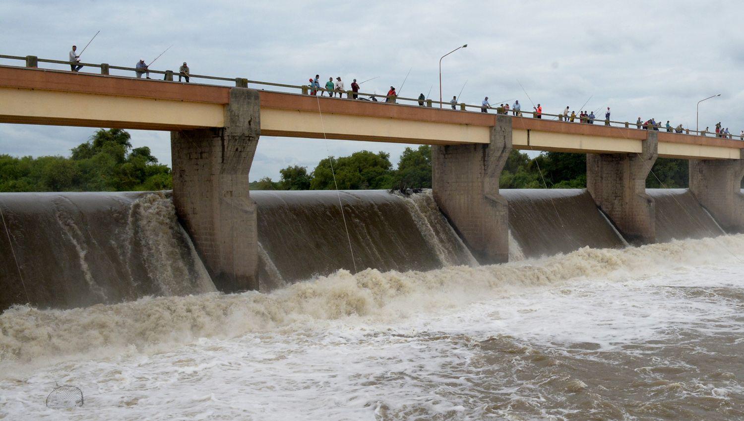 EFECTO Un impresionante aumento del caudal y del agua que deriva se produjo ayer en el Dique Los Quiroga