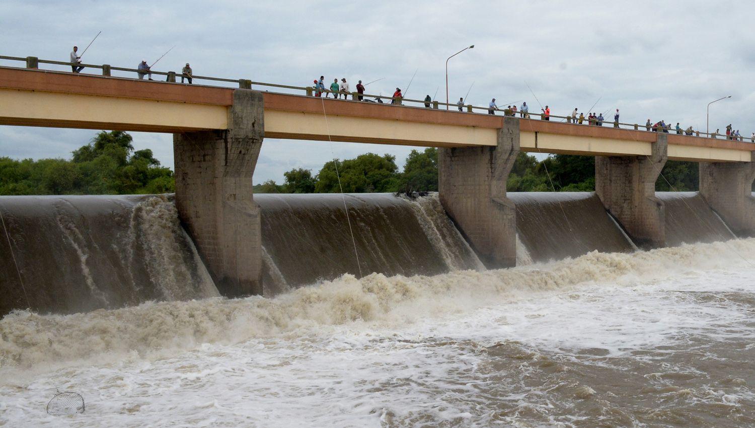 EFECTO Un impresionante aumento del caudal y del agua que deriva se produjo ayer en el Dique Los Quiroga
