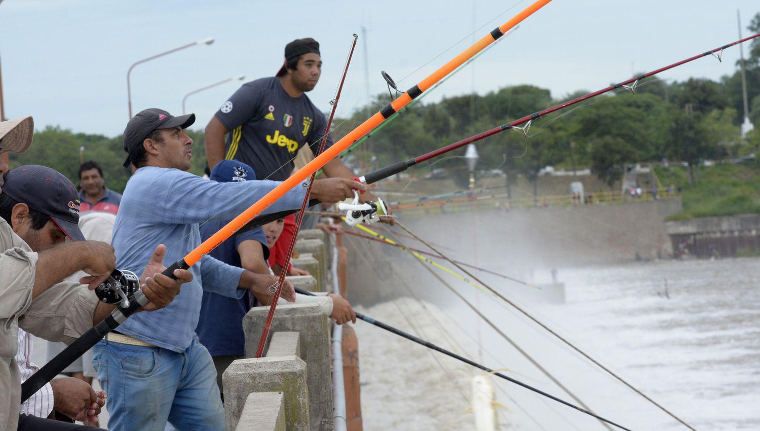 ATRACCIÓN Decenas de pescadores coparon el puente sobre el dique Los Quiroga durante todo el día 