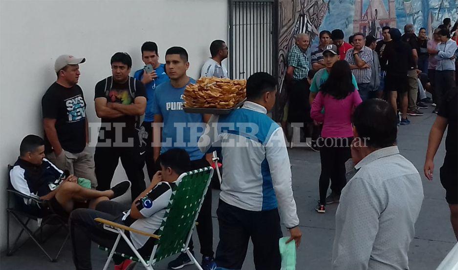 VIDEO  Hinchas de Central Coacuterdoba pasaron la noche en el club esperando adquirir su entrada para el choque contra Boca