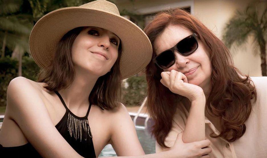 Por primera vez Cristina Kirchner mostroacute a su hija Florencia en Cuba