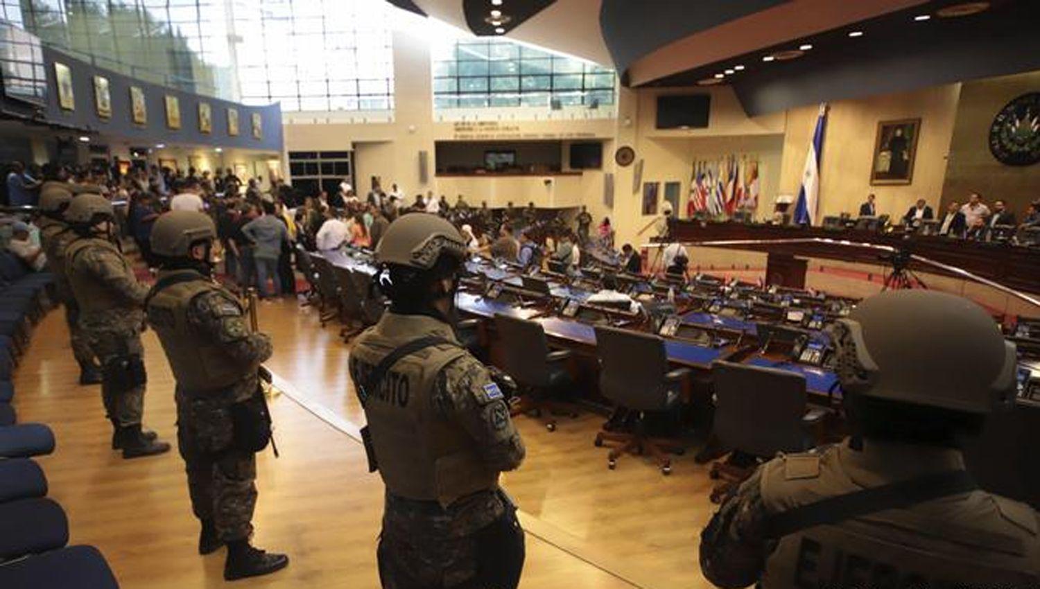 En El Salvador denuncian un intento de golpe de parte del presidente Bukele