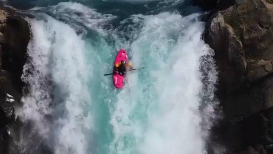 Viral- kayakista se lanza por una enorme cascada desafiando la muerte