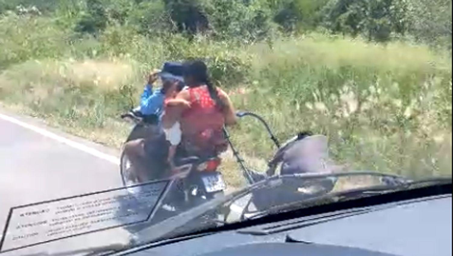 VIDEO  Motociclistas remolcan un cochecito en la Ruta 34 vieja