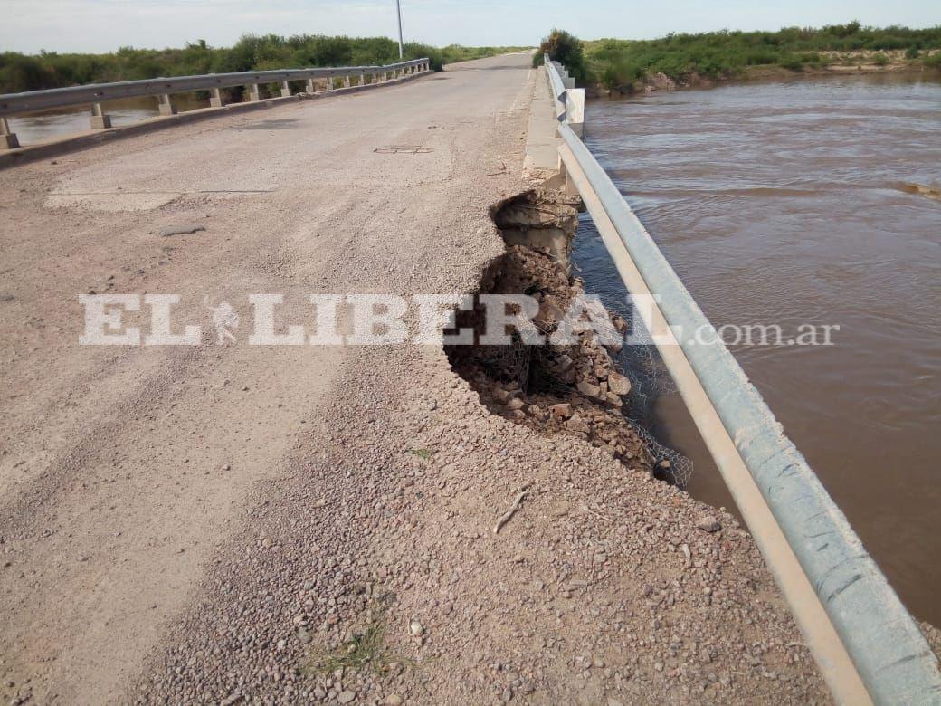 El puente cruza por el Río Saladillo uniendo a las localidades de Los Telares con Colonia Dora