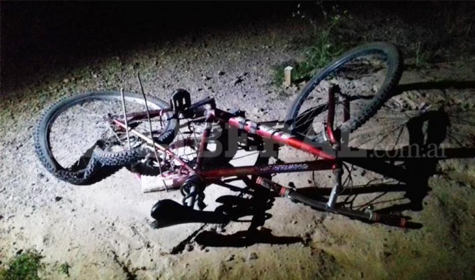 Un ciclista terminoacute con una pierna rota tras chocar contra una motocicleta