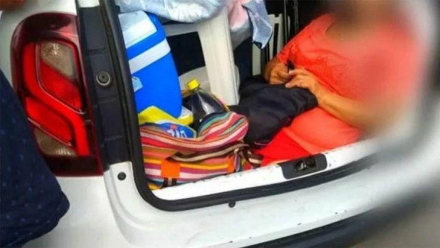 Insoacutelito- un hombre fue multado en Brasil por llevar a la suegra en el bauacutel con la conservadora y la sombrilla