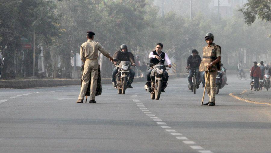 Policiacutea de traacutensito es arrastrado 500 metros por dos motoristas en la India