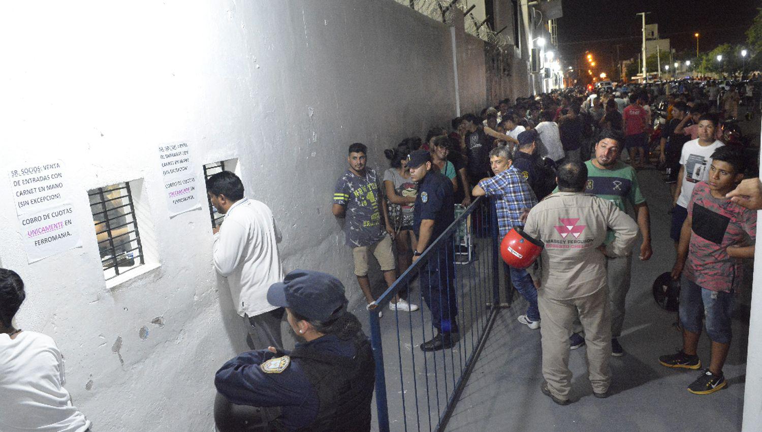 Central Coacuterdoba expulsaraacute a los socios que ofrezcan entradas por redes sociales