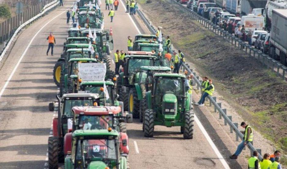 Miles de tractores cortan rutas en toda Espantildea por crisis agriacutecola