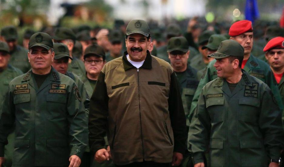 Maduro hace demostracioacuten de fuerza militar en todo el paiacutes