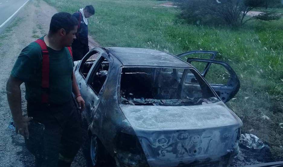 Incendio destruyoacute el auto de padre e hijo cuando iban de Jujuy a Entre Riacuteos