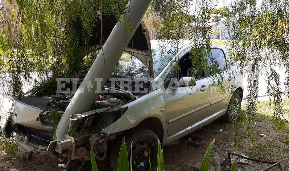 Loreto- chofer de un auto perdioacute el control y embistioacute una columna de alumbrado puacuteblico