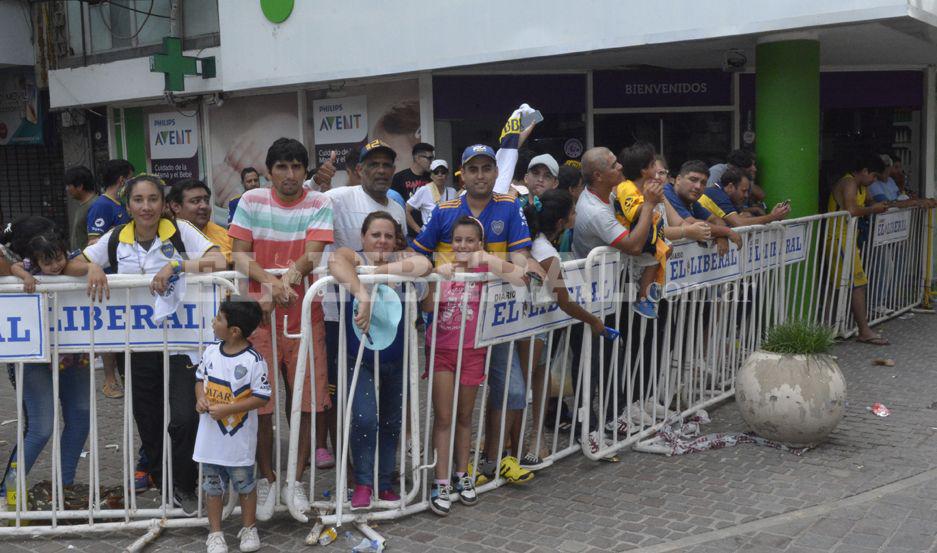 Los hinchas de Boca esperan expectantes en inmediaciones del Hotel Carlos V