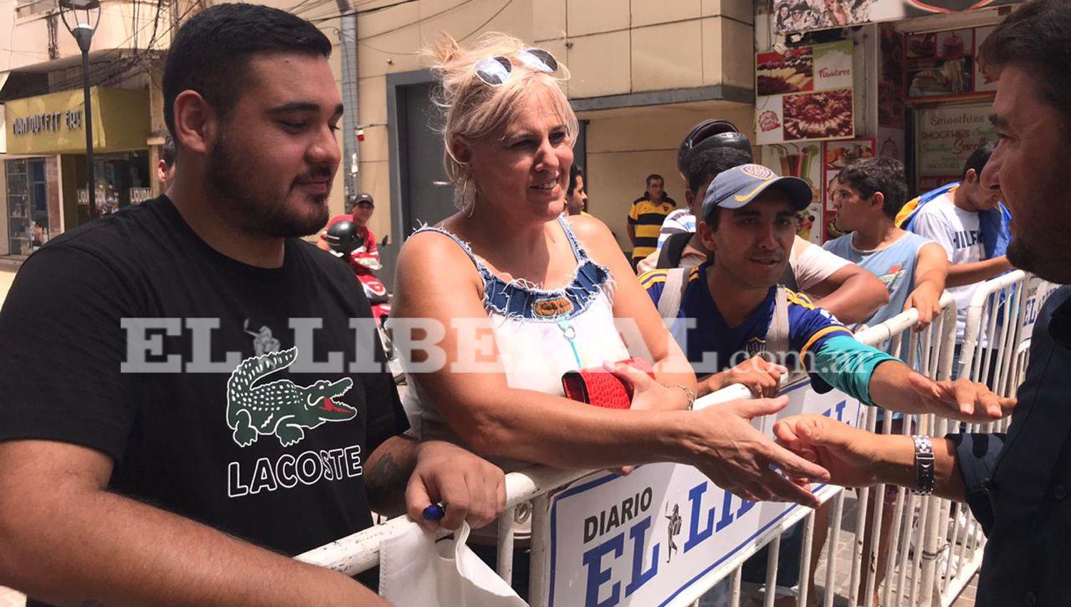 La viuda del cantante santiagueño se dirigió hasta el Hotel Carlos V para saludar a Carlitos Tévez