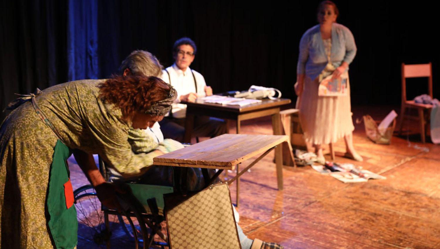 Actores santiagueños durante el ensayo de la pieza teatral Una gran apuesta