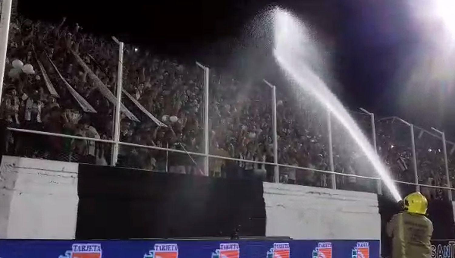 Los bomberos echaron agua a las tribunas debido al intenso calor