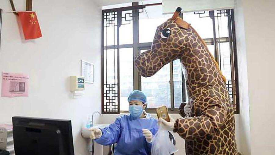 Ante la falta de barbijos en China una joven acudioacute al hospital disfrazada de jirafa