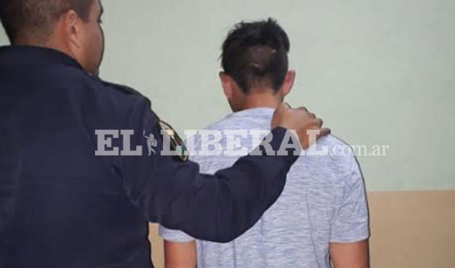 Detienen a un hombre que vendioacute siete entradas truchas para Central Coacuterdoba - Boca a 2000 cada una