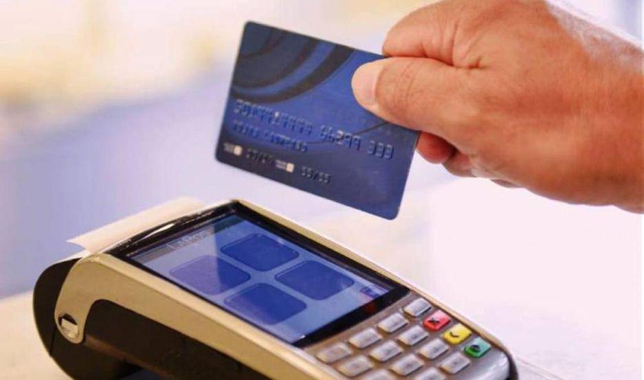 Jubilados que cobren la miacutenima y beneficiarios de la AUH tendraacuten reintegros de hasta 700 en compras con deacutebito