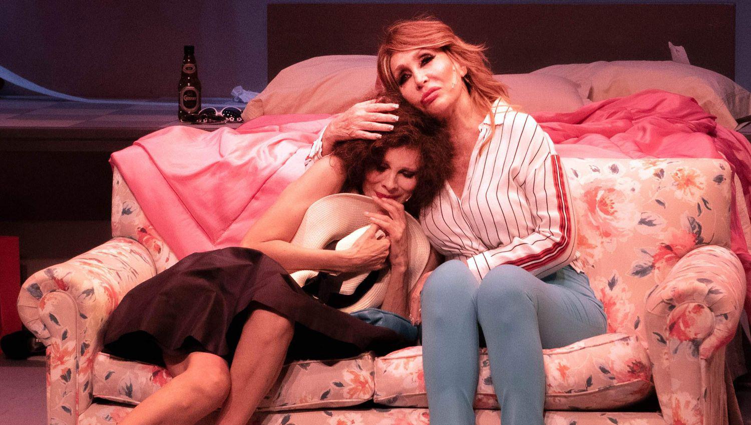 La acción se sita en el reencuentro de dos eternas amigas enemigas