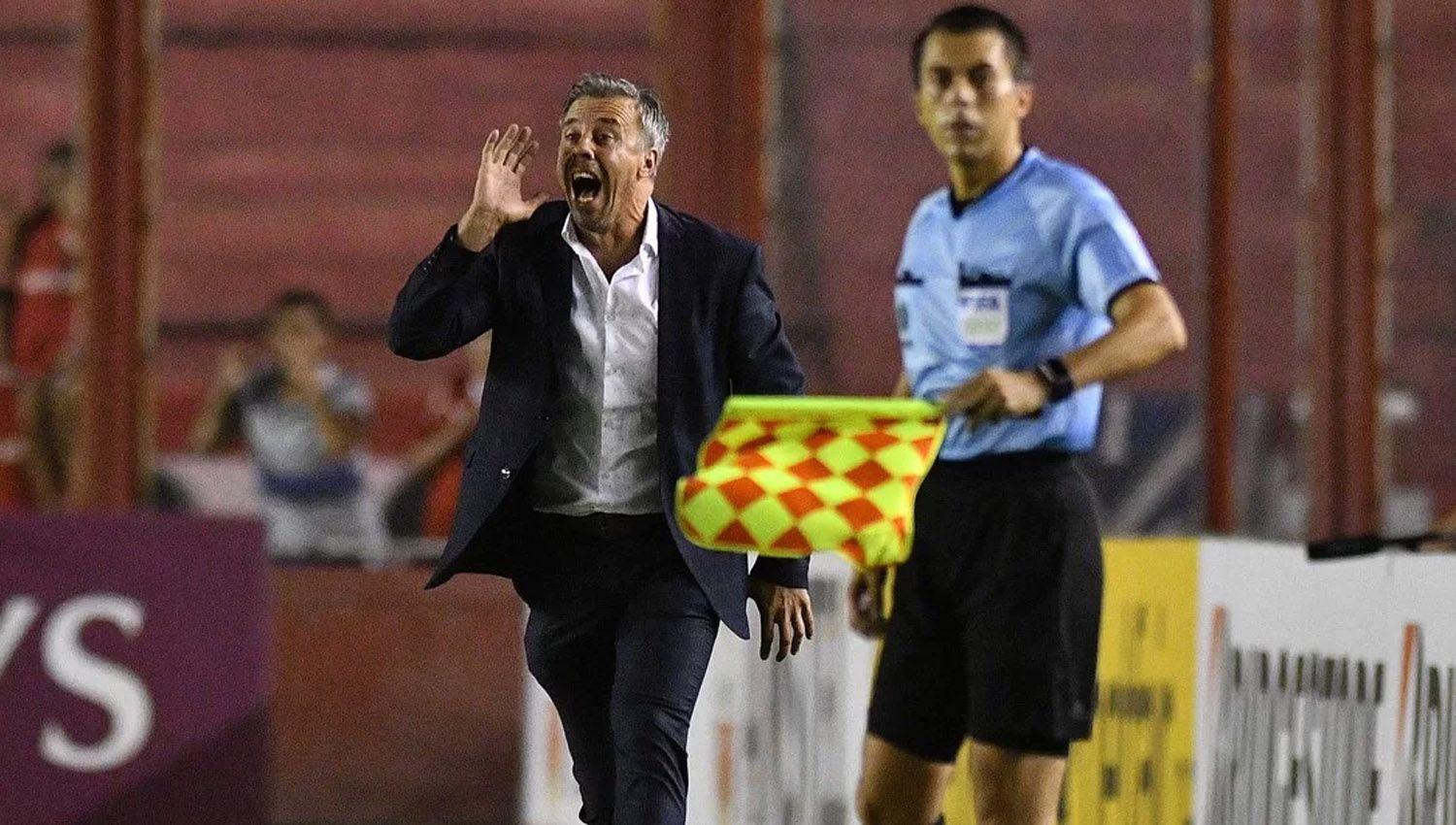 Independiente alcanzoacute un agoacutenico empate sobre el final ante Arsenal