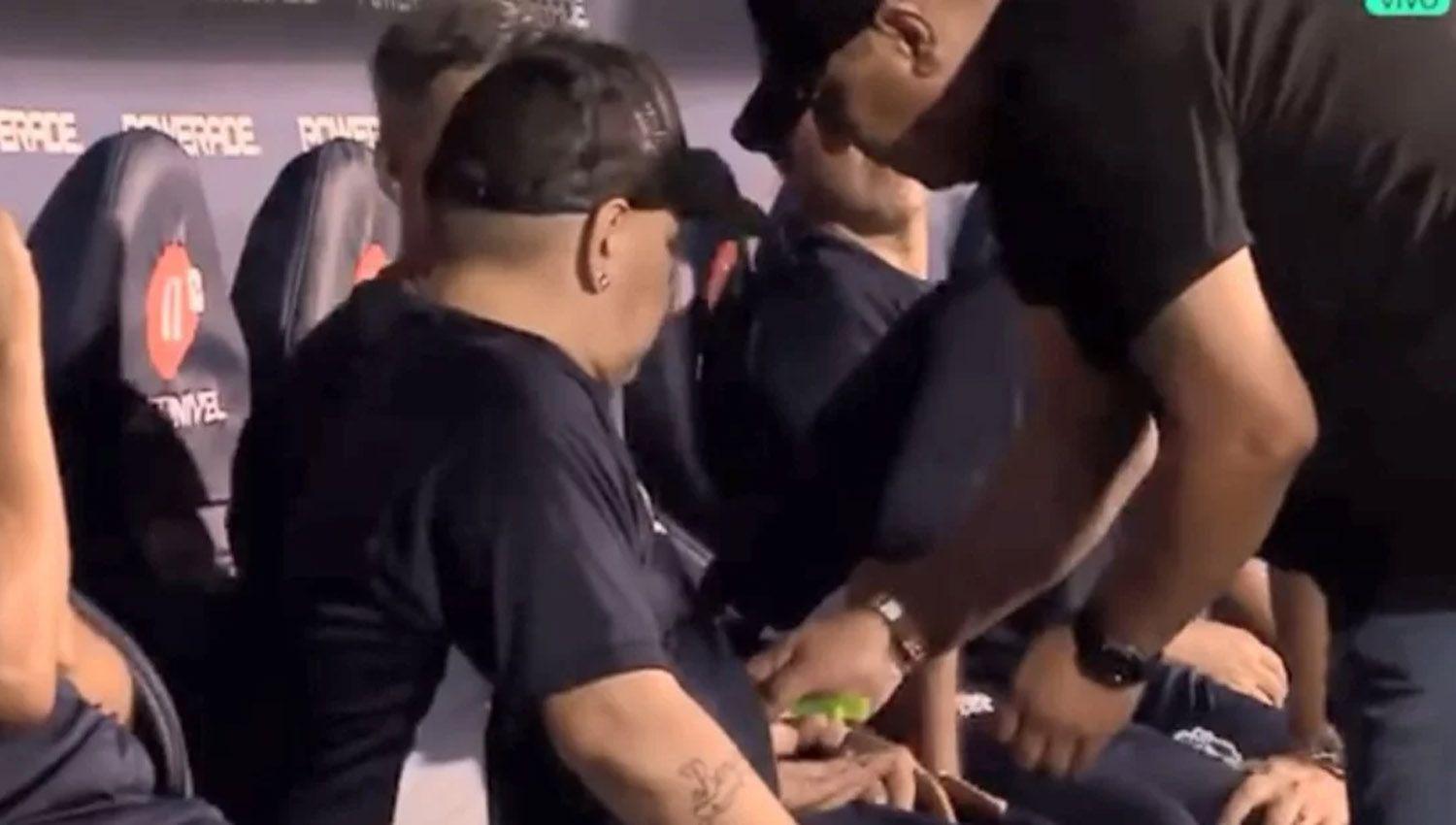 VIDEO  Diego Maradona se medicoacute en pleno partido