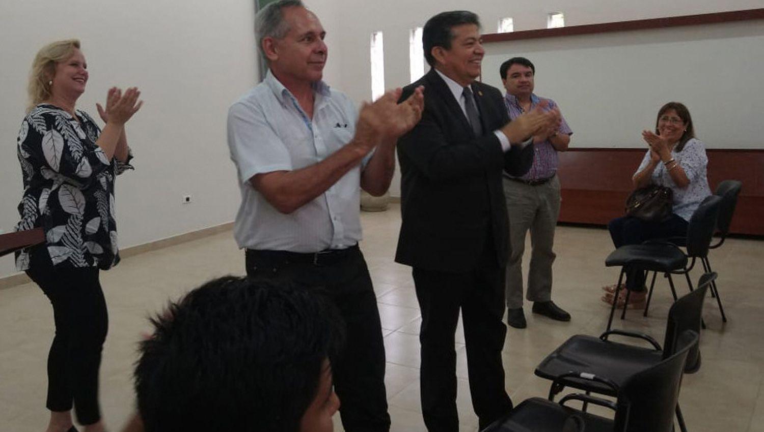 El rector de la Unse ingeniero Héctor Paz recibió a los
estudiantes en la sede de la Facultad en El Zanjón