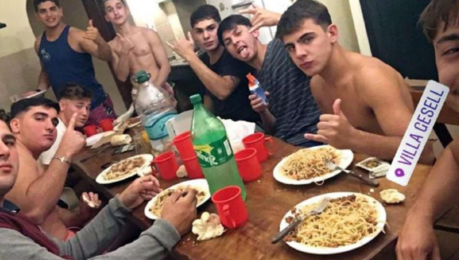 La selfie que se sacaron los rugbiers minutos despueacutes del crimen de Fernando Baacuteez