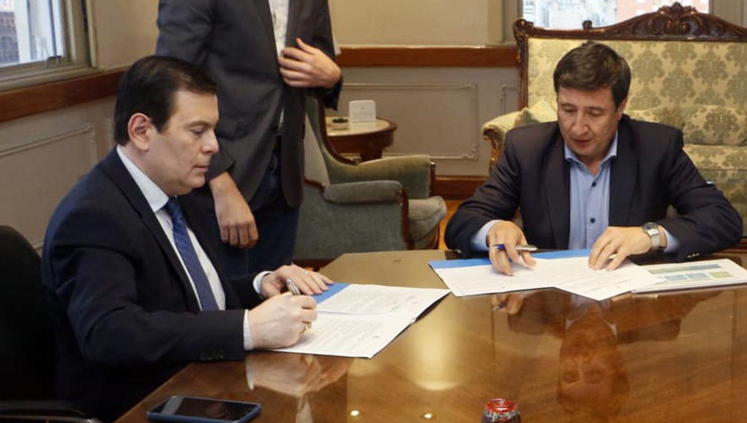 El gobernador Zamora con Daniel Arroyo durante la fiorma del convenio