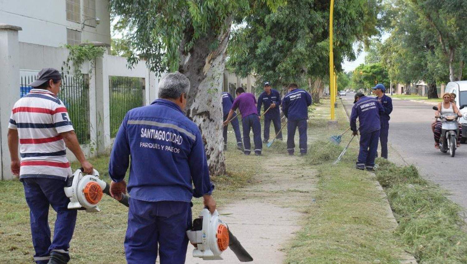 TRABAJO La limpieza la realiza personal del �rea de Parques y Paseos
