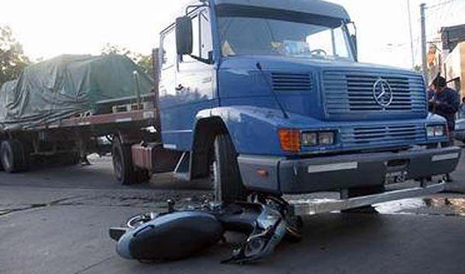 Ruta 9- un joven de 20 antildeos murioacute al ser aplastado por un camioacuten
