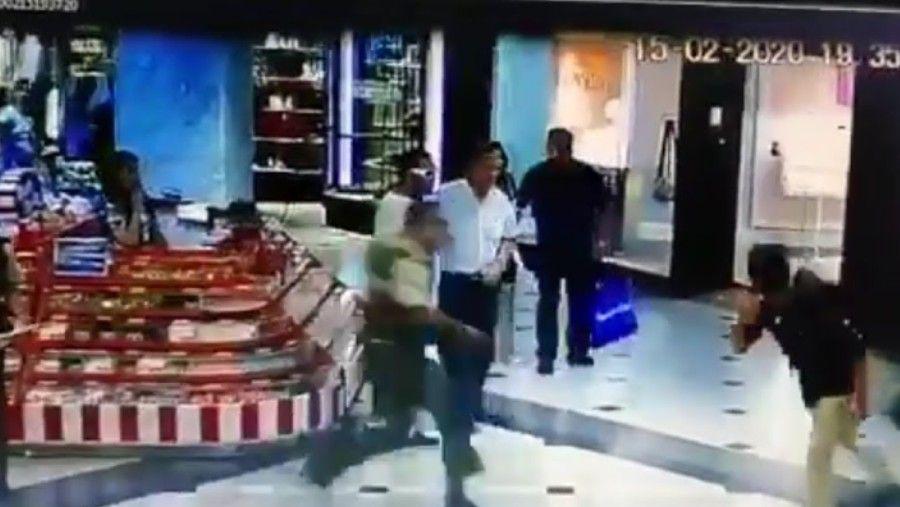 Un joven frustra de una patada un robo en un centro comercial
