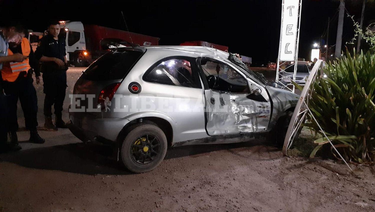 Violenta colisioacuten entre un auto y una moto dejoacute tres heridos entre ellos un menor