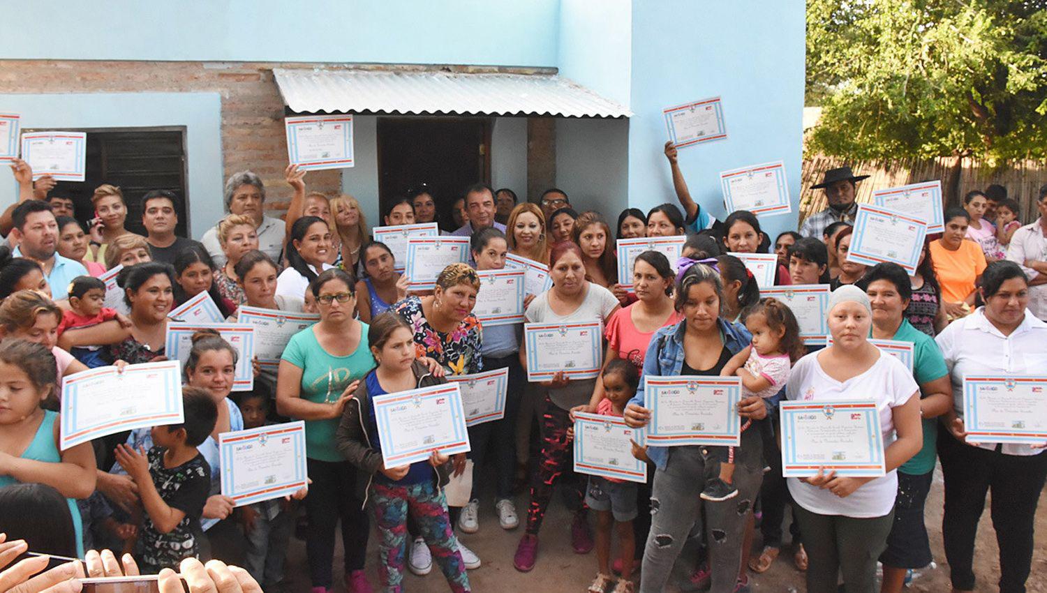 El Gobierno provincial realizoacute la entrega de viviendas sociales en varios barrios de La Banda
