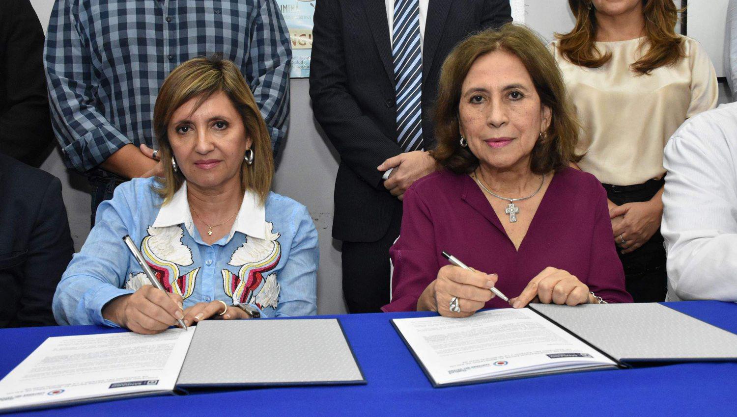 ACUERDO Firmaron el convenio de cooperación la titular de la cartera sanitaria de la provincia Lic Natividad Nassif y la intendente de la ciudad Capital Ing Norma Fuentes 