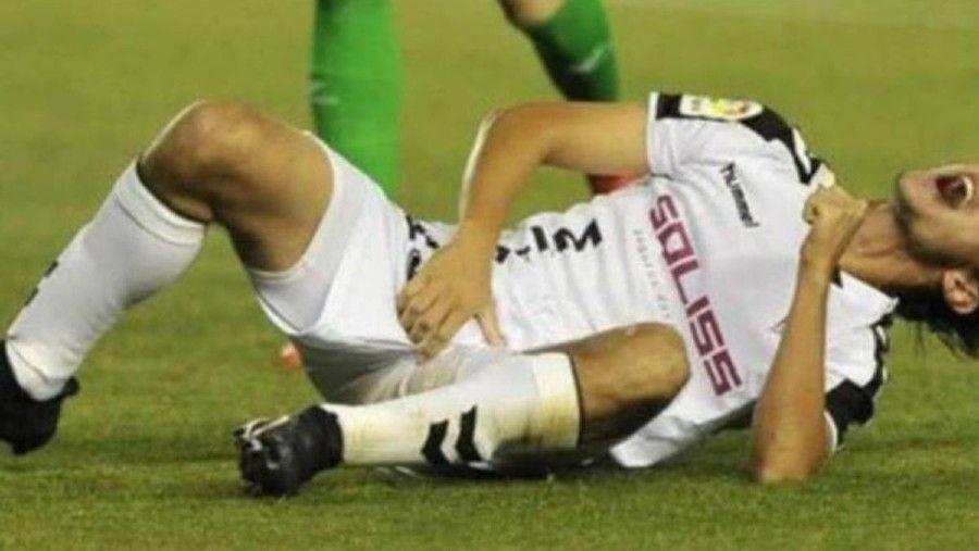 Insoacutelito- futbolista franceacutes le muerde lo genitales a su rival y acaba duramente sancionado