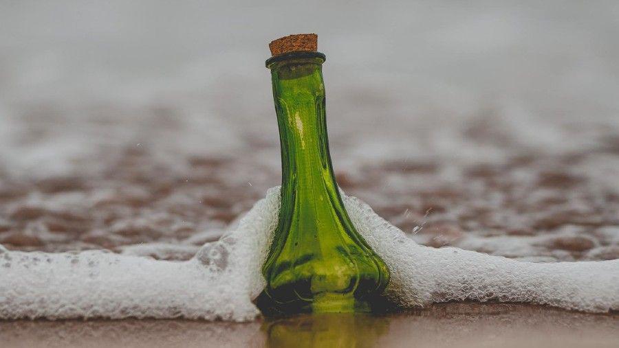 Botella recorre 11 mil kiloacutemetros por el mar durante 16 antildeos hasta ser hallada en Canadaacute