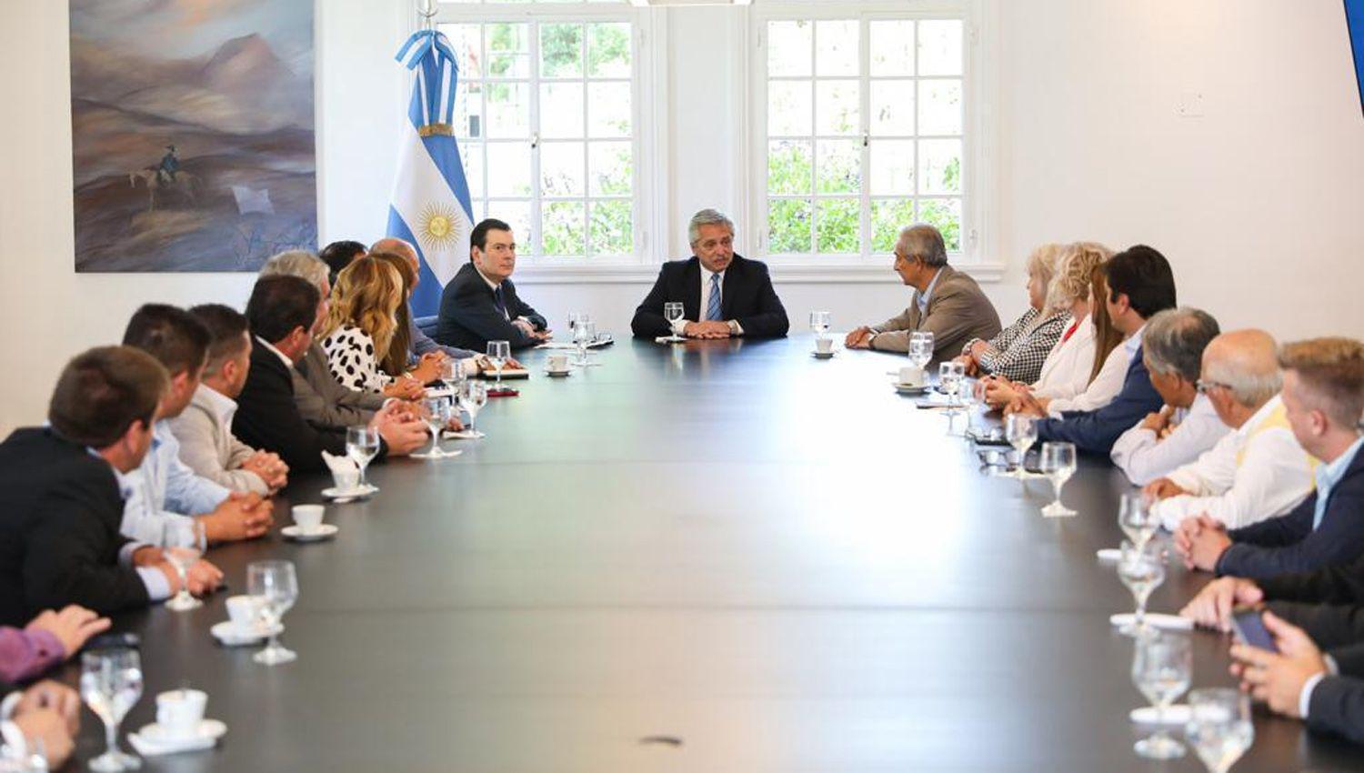 El presidente Alberto Fernaacutendez junto a Zamora recibioacute a un grupo de intendentes de Coacuterdoba