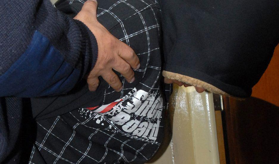 Preventiva a ex policiacutea que atacoacute con machete a su ex y al novio