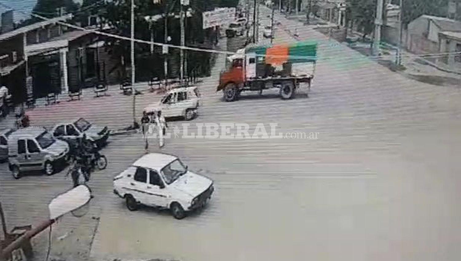 VIDEO  Robaron 15 mil pesos de un camioacuten y fueron grabados por Alerta Banda