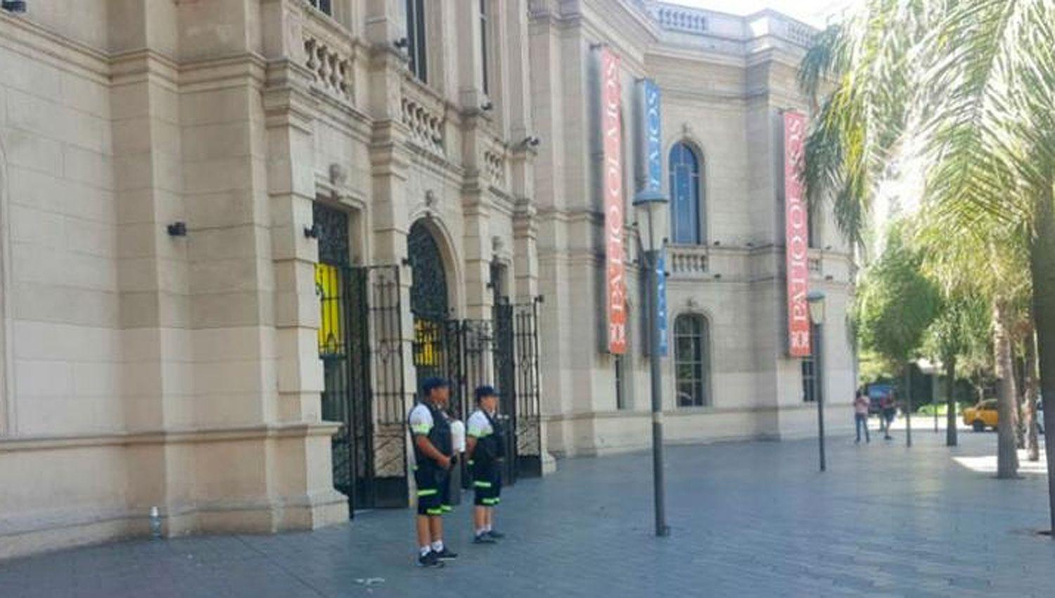 La joven trabajaba en un local comercial que se encuentra ubicado dentro del shopping