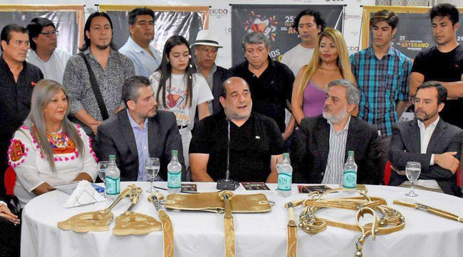 Bitar durante la conferencia de prensa de ayer junto con funcionarios y m�sicos de Santiago del Estero